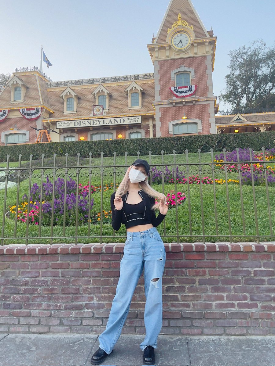 cuuhngha's tweet photo. the happiest place, disney land! https://t.co/zfLgNQDg3J