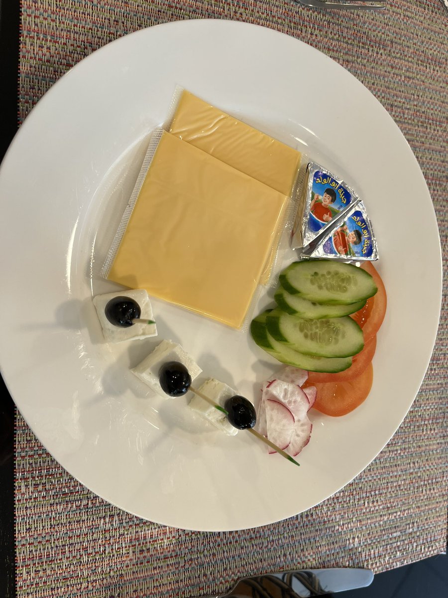 alexandrepratt's tweet image. Je trouvais que 8$ pour un jus, un croissant et un « plateau de fromages », c’était un bon prix.
Jusqu’à ce que je reçoive ledit plateau.