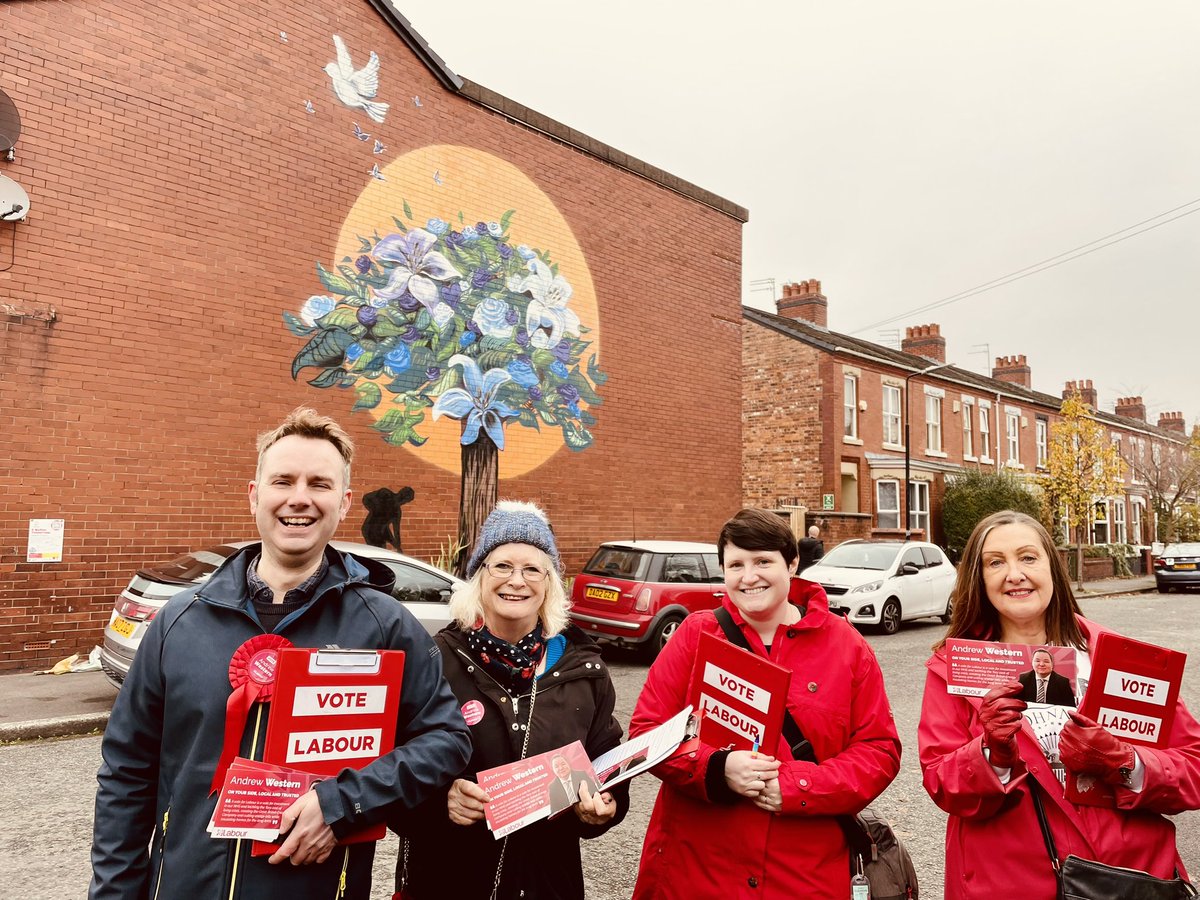 Lunchtime #labourdoorstep session in Old Trafford for @UKLabour candidate @AndrewHWestern. We loved the mural! #byelection2022 #votelabour 🗳🌹