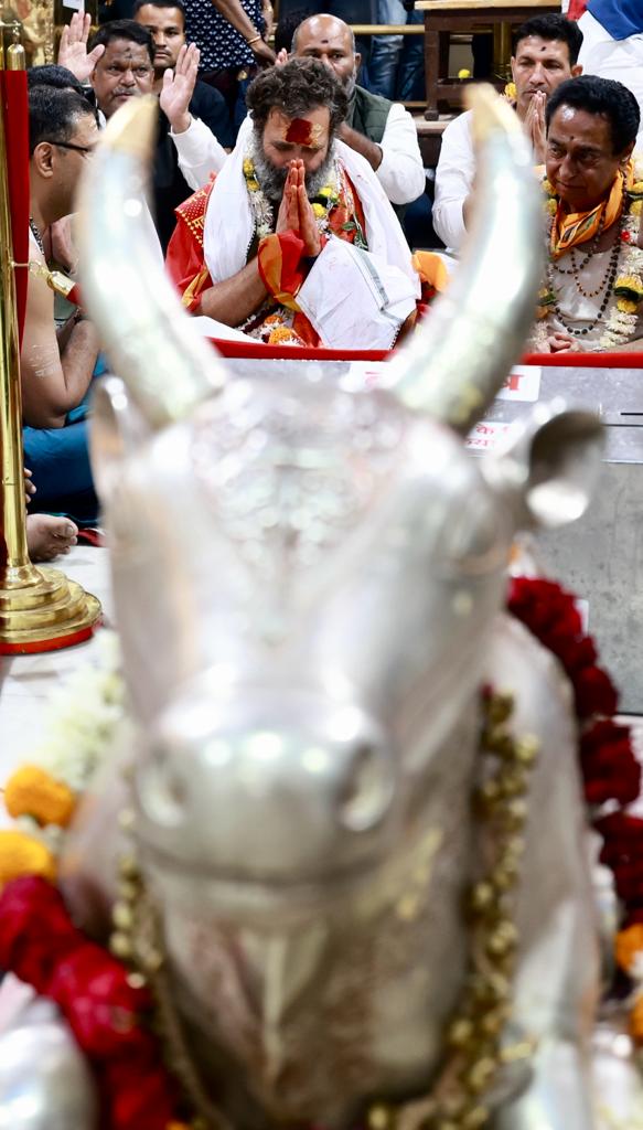 DEVENDRARAJPUTT's tweet photo. 12 पवित्र ज्योतिर्लिंगों में से एक उज्जैन के महाकालेश्वर मंदिर में आज राहुल गांधी ने भगवान शिव की उपासना की और ज्योतिर्लिंग पर दुग्धाभिषेक किया।
#महाकाल_की_नगरी_में_राहुल
#BharatJodoYatra
#DevendraRajput https://t.co/wlL0sPm9MO