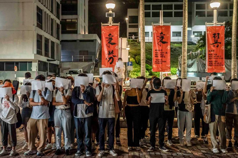 initiumnews's tweet photo. 【在香港參與聲援行動的人們：「我的勇氣只有這張字牌這麼大，我還是來了。」】「大陸人都出來，那麼我們在香港，稍為呼吸fresh一點的地方，也是得出來。」 
「我不是境外勢力，舉牌沒有錢。我是香港人，站出來是因為痛心」 https://t.co/R9PZ0vgpaD https://t.co/mBtuLE8Mqs