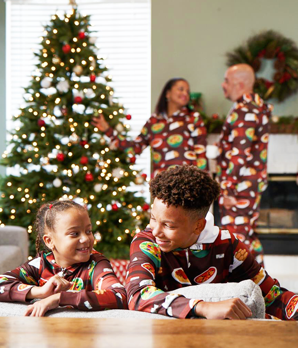 olivegarden's tweet photo. All we want for Christmas is matching 🍲, 🥗, 🥖 &amp; 🍝 PJs. Order yours beginning on 12/6 at https://t.co/dZz8D9UPwt while supplies last! https://t.co/2yxEzs8Mqp