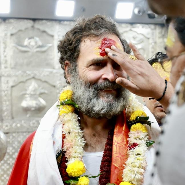 DEVENDRARAJPUTT's tweet photo. 12 पवित्र ज्योतिर्लिंगों में से एक उज्जैन के महाकालेश्वर मंदिर में आज राहुल गांधी ने भगवान शिव की उपासना की और ज्योतिर्लिंग पर दुग्धाभिषेक किया।
#महाकाल_की_नगरी_में_राहुल
#BharatJodoYatra
#DevendraRajput https://t.co/wlL0sPm9MO