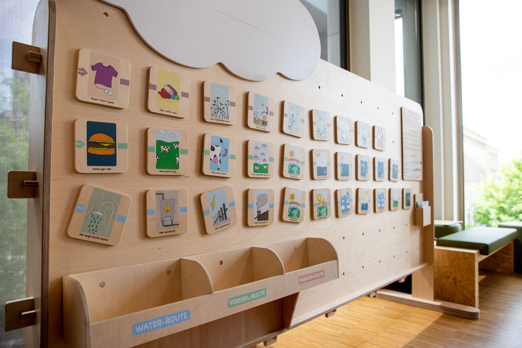 Met zijn Klimaatmuur laat HKU-alumnus Daan Daniels zien hoe onze hamburger de dolfijn bedreigt. Zijn installatie spoort de jeugd aan tot klimaatvriendelijke actie dichtbij huis.
Check -> hku.nl/het-werk-van-h…

#climatechange #climate #northpole #dolphin #alumnus #hku #utrecht