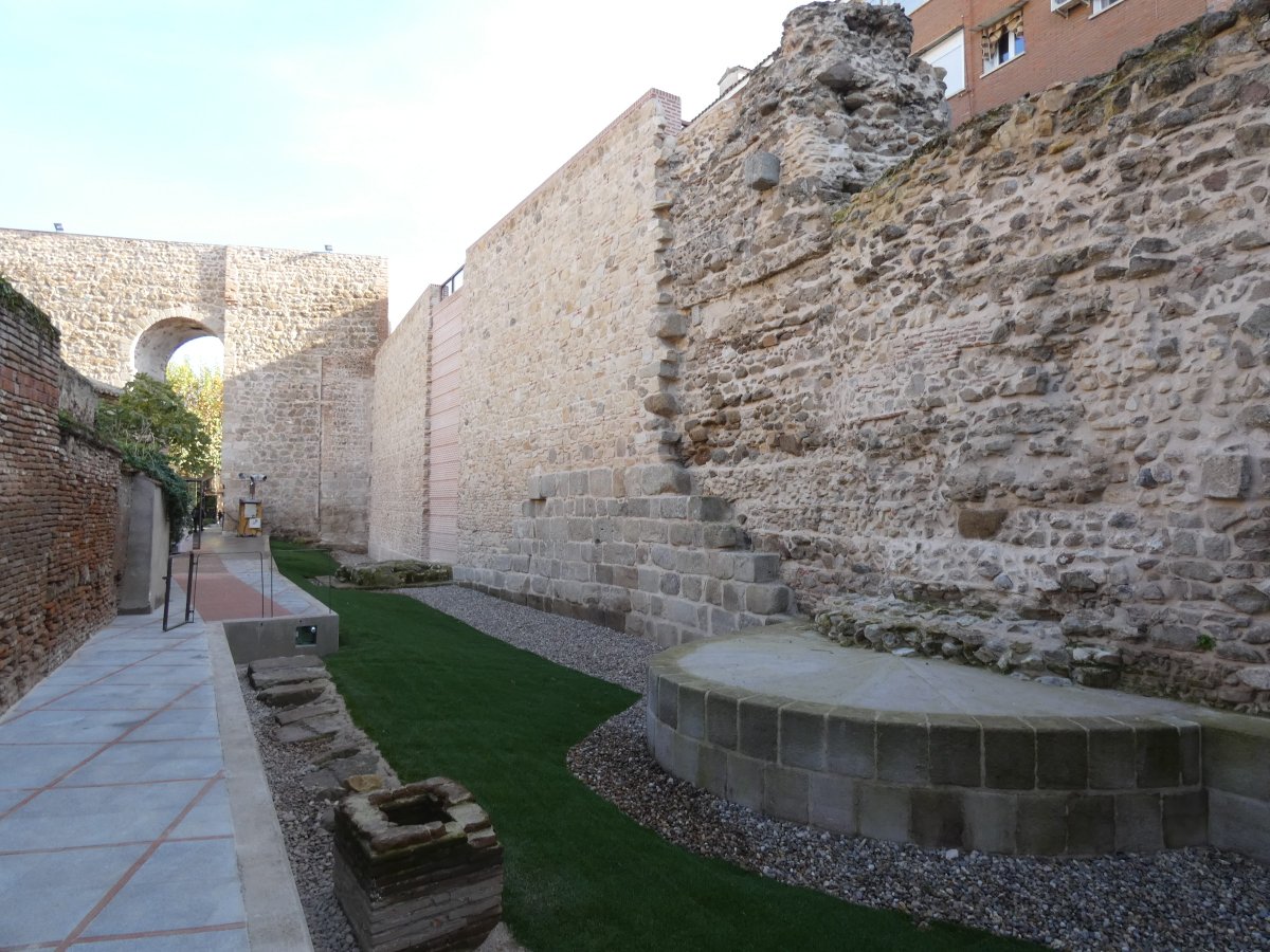 TitaElez's tweet photo. Día de enorme satisfacción. Hoy hemos podido pisar y patear toda la zona visitable de la #Muralla y #TorreAlbarrana de #ElSalvador; y que muy pronto se abrirá a la ciudadanía y visitantes. Magnífica labor de recuperación y rehabilitación. https://t.co/FyxWqxPbiF