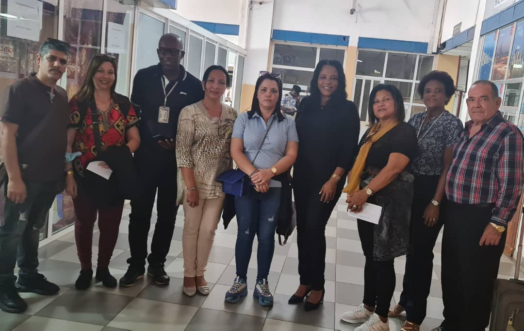 CubacooperaGb's tweet photo. Regresan a Cuba🇨🇺 seis #HéroesDeLaSalud de nuestra Brigada Médica Cubana con la satisfacción del deber cumplido. Queridos colegas que placer extraordinario compartir este tiempo juntos. ¡Gracias!.
#BMCGuineaBissau @ArgudinMilagros @TaniaMCruzHdez @cabrera_laza @unidad_central https://t.co/hkHfQhihuE