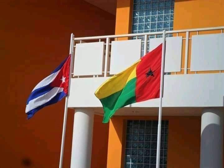CubacooperaGb's tweet photo. Regresan a Cuba🇨🇺 seis #HéroesDeLaSalud de nuestra Brigada Médica Cubana con la satisfacción del deber cumplido. Queridos colegas que placer extraordinario compartir este tiempo juntos. ¡Gracias!.
#BMCGuineaBissau @ArgudinMilagros @TaniaMCruzHdez @cabrera_laza @unidad_central https://t.co/hkHfQhihuE