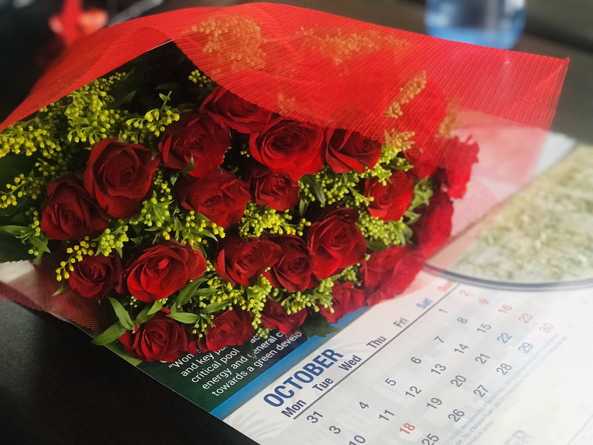 Subilo_M's tweet photo. Dumped a kopala man yesterday.. today I got roses with a. Card saying “Sue..fyapwa naba wiso” 😂💀 https://t.co/J7uhQfSd7Q
