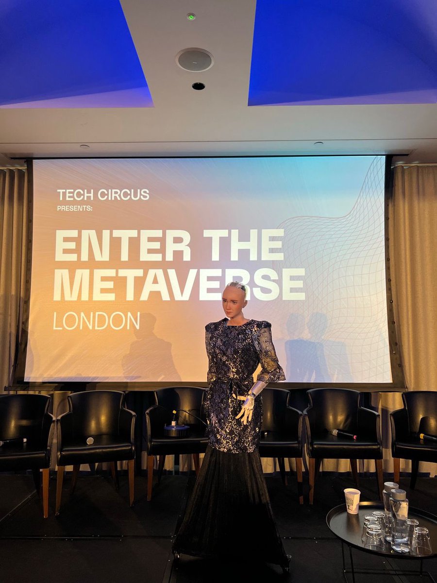 solanaxai's tweet image. Day 2 of @TechCircus_ event - enter the metaverse with @RealSophiaRobot  #techcircus #nfts #metaverse #blockchain #nft #cryptoskulls repping @Crypto_Skulls LFG 🚀👀 #sophiatherobot #ai