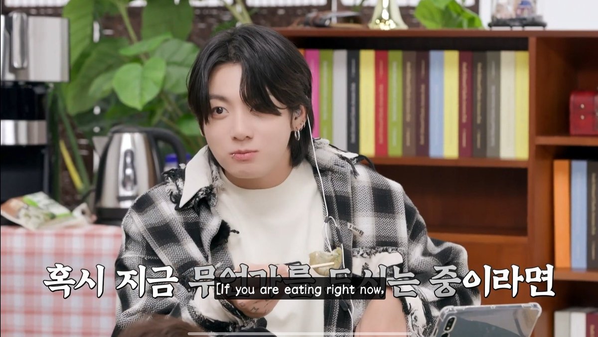 soul_ssi's tweet photo. Oh my today's Run BTS 😹😂
They'll always be my Forever favourite 💜
#RunBTS #RunbtsTV On AIR part 2 - A thread 🧵 💜✨ https://t.co/BL2F9Ti70c