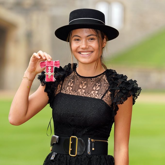 Photo of Emma Raducanu receiving her MBE for services to tennis