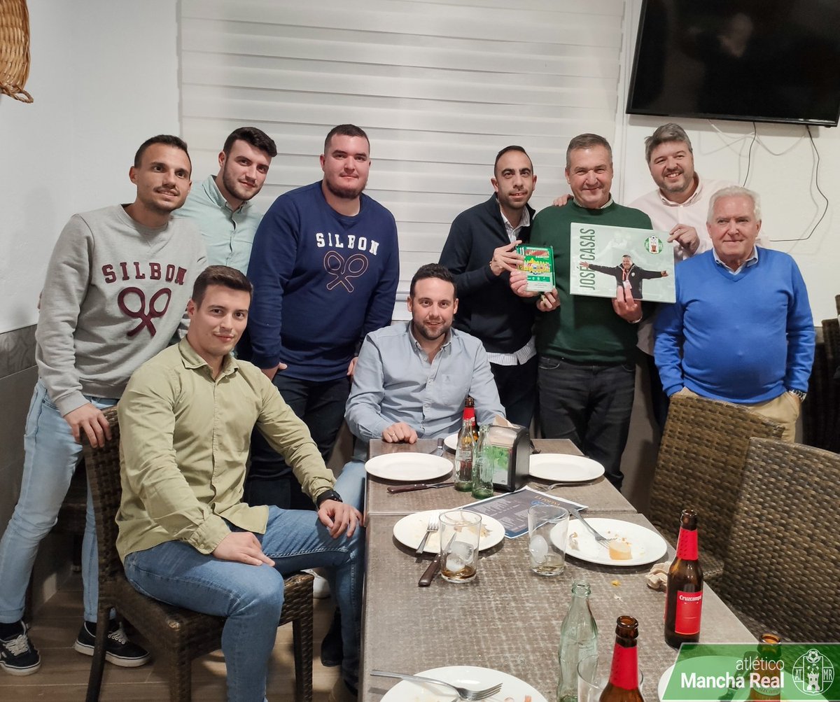 atmanchareal's tweet photo. Después del merecido reconocimiento de @DiarioJAENes, el At #ManchaReal homenajeó a @josepistas , por una vida dedicada a nuestro club.

Un pilar fundamental para la gran familia verde.

Gracias por tanto 💚 https://t.co/lVC6rRrVti