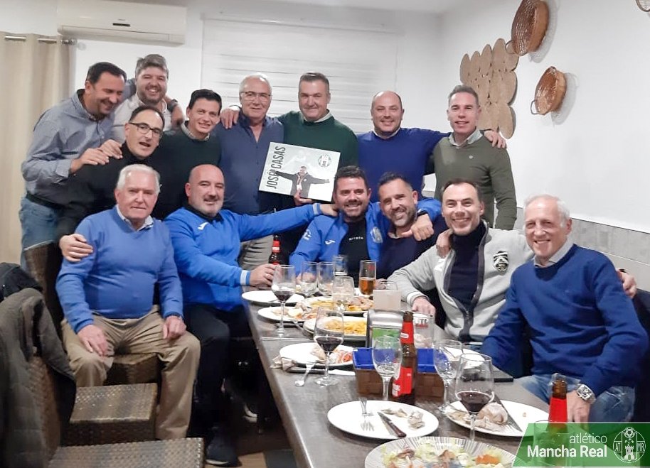 atmanchareal's tweet photo. Después del merecido reconocimiento de @DiarioJAENes, el At #ManchaReal homenajeó a @josepistas , por una vida dedicada a nuestro club.

Un pilar fundamental para la gran familia verde.

Gracias por tanto 💚 https://t.co/lVC6rRrVti