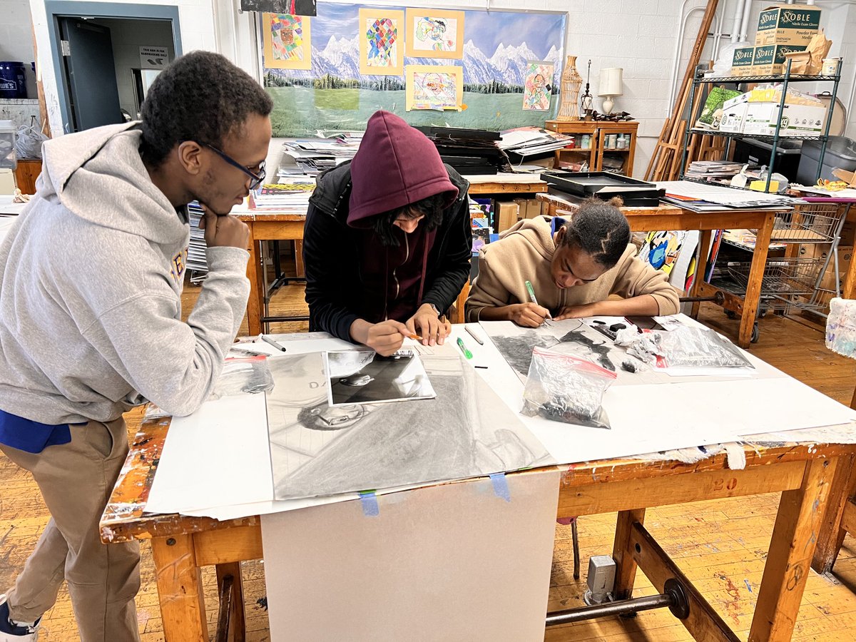 Right now ⁦<a href="/Mervo/">Merv O</a> ⁦<a href="/BaltCitySchools/">Baltimore City Public Schools</a>⁩ ! My kids helping each other! They learn better through peer to peer instruction. I love it. All you can hear is the scratching of charcoal against the paper!