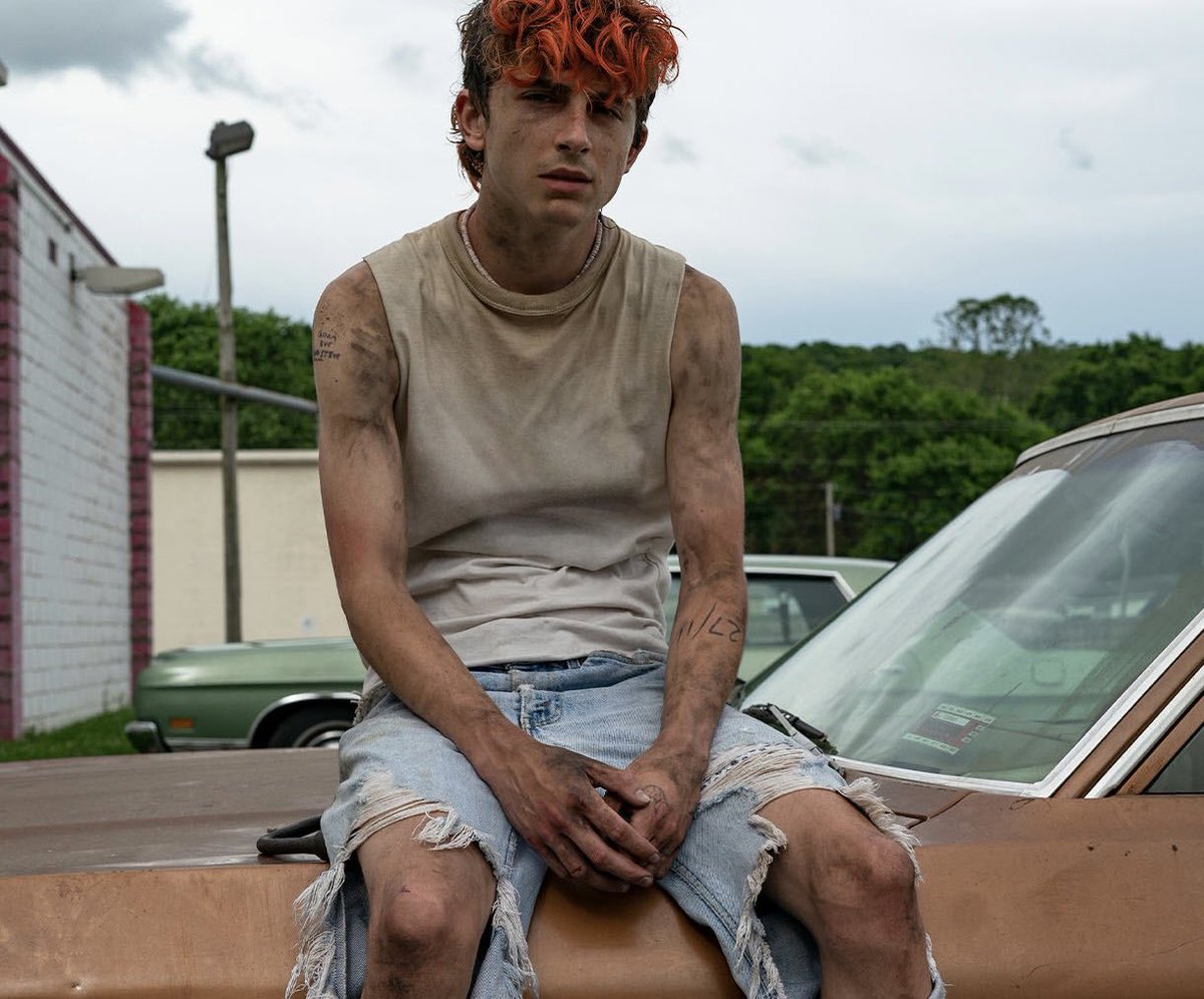 rebellevague's tweet photo. America degli anni 80 on the road, musica rock nelle orecchie, jeans strappati, camicie floreali e t-shirt sudice: inauguriamo la rubrica #PulpFashion con tutti gli outfits di #TimothéeChalamet in #BonesandAll. https://t.co/VFGjc0RtfU