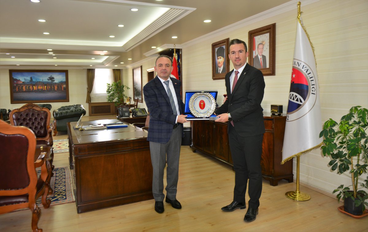 Ardahan-Kars-Iğdır Bölge Veteriner Hekimleri Odası Başkanı Ercan Ödül ve yönetim kurulu üyeleri, Valimiz <a href="/HuseyinOner29/">HÜSEYİN ÖNER</a>'i makamında ziyaret etti.

Ziyarette, sokak köpeklerinin durumu yanı sıra son günlerde görülen kuduz vakaları konusunda değerlendirmelerde bulunuldu.