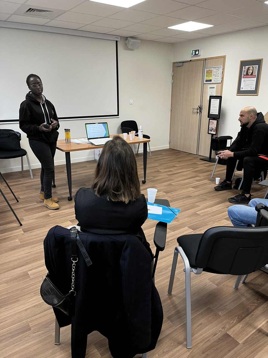 EstelleFabrice's tweet photo. Présentation du panel de formation des métiers du sport et de l’animation @psl_76 au sein du Pole-emploi #Barentin des opportunités à découvrir au plus vite pour anticiper les besoins en recrutements #Paris2024 https://t.co/kW43D6DIDC