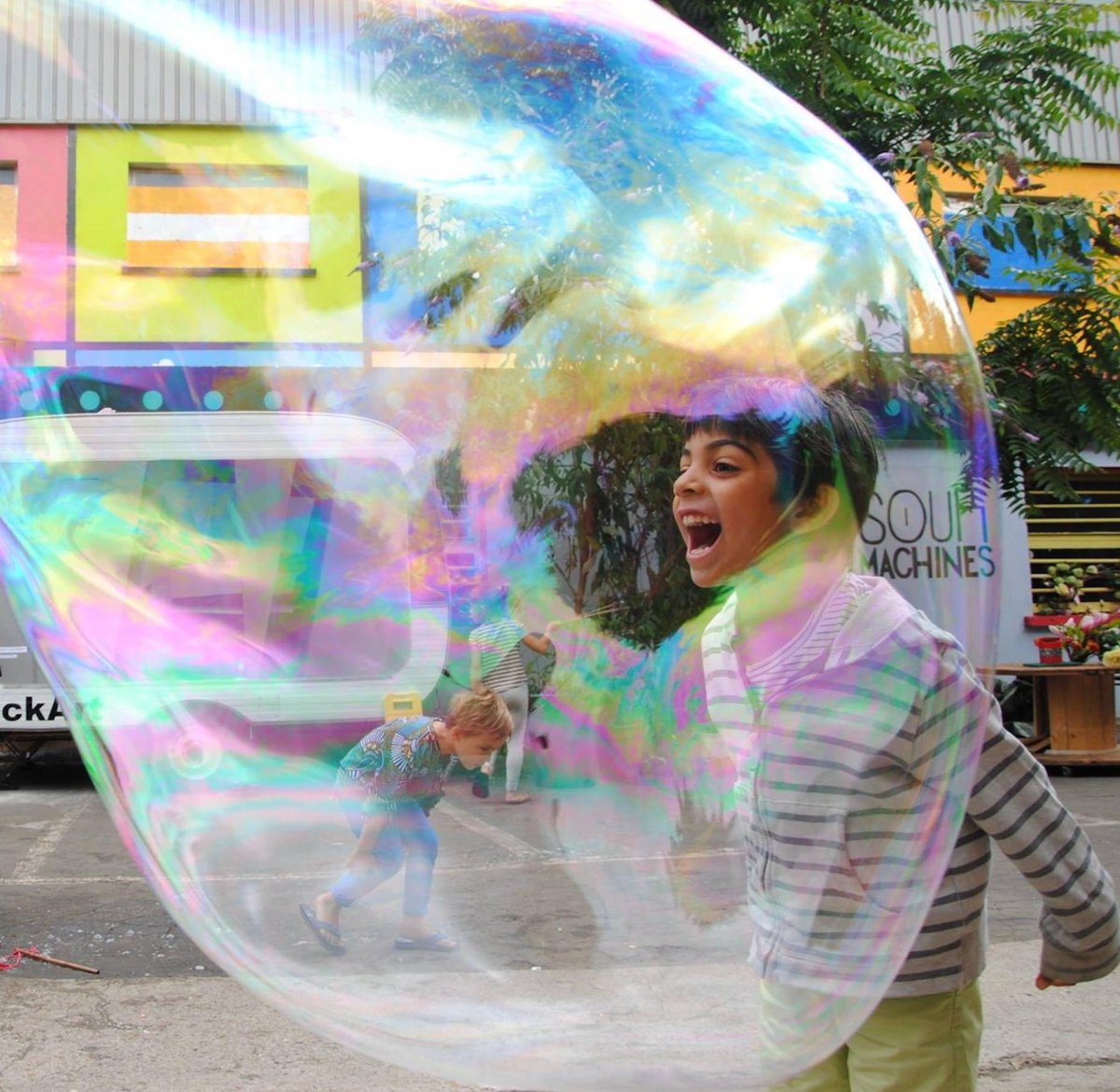 « La rue constitue pour l’enfant des villes le premier territoire extérieur à la maison ou à l’appartement familial. C’est là qu’il fait l’expérience de sa capacité à devenir 𝒖𝒏 𝒄𝒉𝒆𝒓𝒄𝒉𝒆𝒖𝒓 𝒅’𝒉𝒐𝒓𝒔. » 
— Thierry Paquot, philosophe de l'urbain
facebook.com/10006675217715…