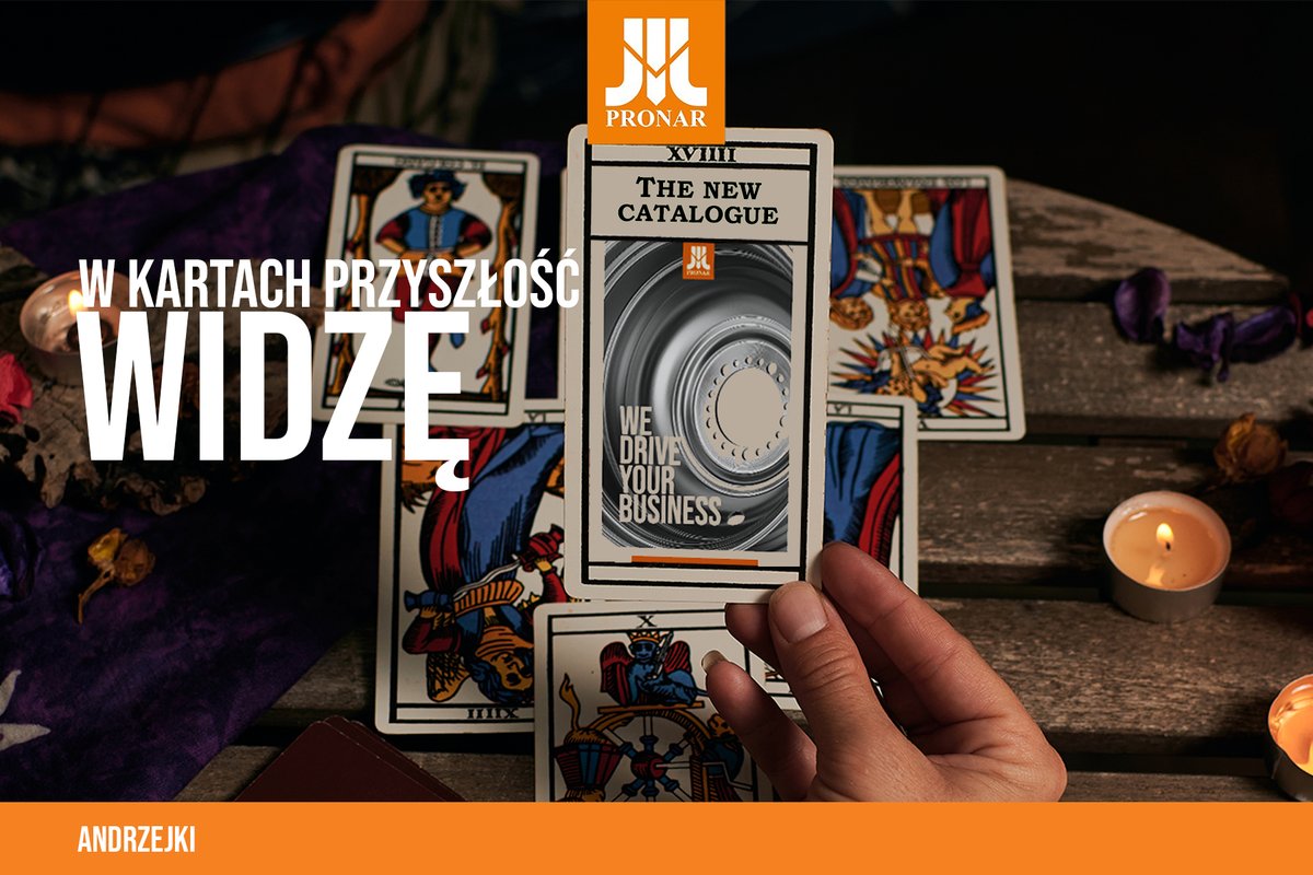 Wróżyliśmy z fusów i ziół, z kuli i kół
Wosk płynął przez klucze i otwory ich dziur
I na abarot sprawdziliśmy zaklęć dekalog
Lecz dopiero tarot ukazał nam nowy katalog

Karty nam szepnęły na ucho pokrótce
Że będzie on nie jutro lecz już wkrótce…
