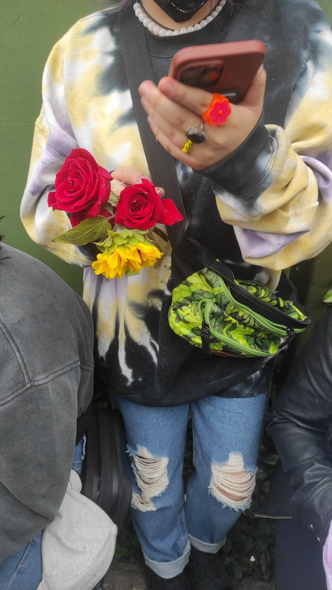 typical_boobear's tweet photo. finas para darle flores a Harry
#Flores #HarryStylesTH #harryenPeru #EstadioNacional https://t.co/mBsdNil0w2