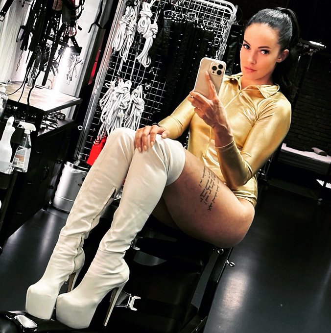 Golden hour 🌅 at #derfemdom @HerrinAriadne - apply for your year end treatment now! My boots need cleaning<a href="/tag/derfemdom"class="tags">#derfemdom</a><a class="tags" target="_blank" title="On Twitter" href="/?out=eyJ0eXAiOiJKV1QiLCJhbGciOiJIUzUxMiJ9.eyJpYXQiOjE3MjA4MTEyMDUsImlzcyI6InR3cG9ybnN0YXJzLmNvbSIsIm5iZiI6MTcyMDgxMTIwNSwiZXhwIjoxNzUyMzQ3MjA1LCJyZWRpcmVjdF91cmwiOiJodHRwczovL3R3aXR0ZXIuY29tL0hlcnJpbkFyaWFkbmUifQ.dQhfOFqBvUQarJhoYADl9p-MazlzsBBlAjZTF8B4fNgZQ0AOarGQ7Xu5xpdFR3nwtXm9UtLHBTbE5N-Nys76_w">@HerrinAriadne</a><a href="/tag/dominatrix"class="tags"><span>#dominatrix</span></a><a href="/tag/nowornever"class="tags"><span>#nowornever</span></a><a href="/tag/z%C3%BCri"class="tags"><span>#z&uuml;ri</span></a><a href="/tag/ladytess"class="tags"><span>#ladytess</span></a>