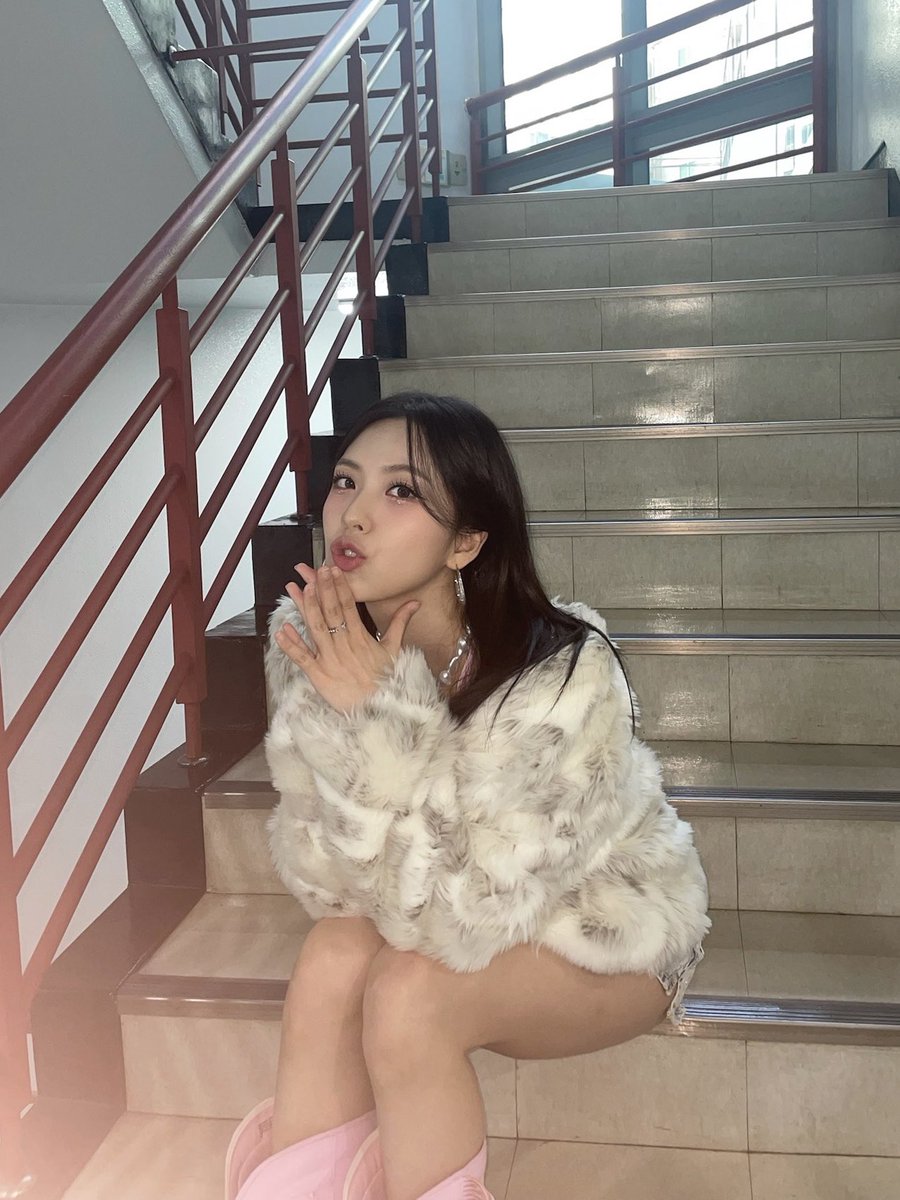irris_official's tweet photo. [#아이엘]
221127 #인기가요 

#IRRIS #아이리스 #I_L https://t.co/XguFUL8iDl