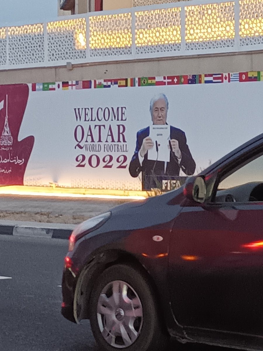 Au coin d'une rue, le Qatar rend hommage à son bienfaiteur...