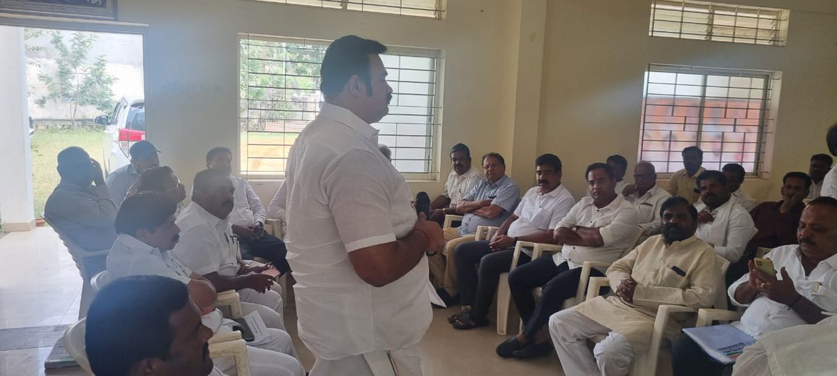 HareeshKL1's tweet photo. ಶಾಸಕರು, ಮಾಜಿ ಶಾಸಕರು, ಜಿಲ್ಲಾಧ್ಯಕ್ಷರು, ಕೆಪಿಸಿಸಿ ಪದಾಧಿಕಾರಿಗಳು, ಬ್ಲಾಕ್ ಅಧ್ಯಕ್ಷರು ಹಾಗೂ ಹಿರಿಯ ಮುಖಂಡರ ಸಭೆಯನ್ನು ಎಐಸಿಸಿ ಕಾರ್ಯದರ್ಶಿ ಮಯೂರ ಜಯಕುಮಾರ್ ರವರು ದಾವಣಗೆರೆಯ ಪಕ್ಷದ ಕಚೇರಿಯಲ್ಲಿ ನಡಸಿದರು. @INCKarnataka @KPCCPresident @siddaramaiah @RahulGandhi @priyankagandhi @PriyankKharge @mayurjayakumar https://t.co/1YaEu2qmXa