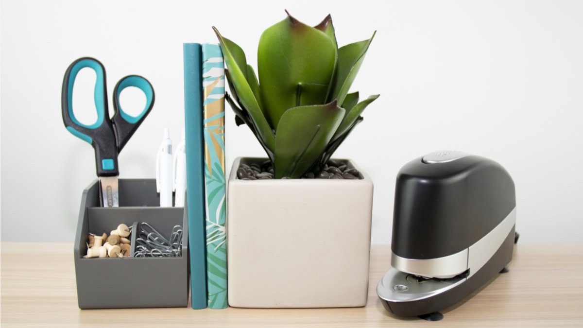 🖤 Designed for 3x faster stapling speed and staples at 45° or 90° for added versatility! The sleek look brings style to any office or desk space! #stapler #electricstapler #teacher #teachertwitter #classroomsupplies #officesupplies