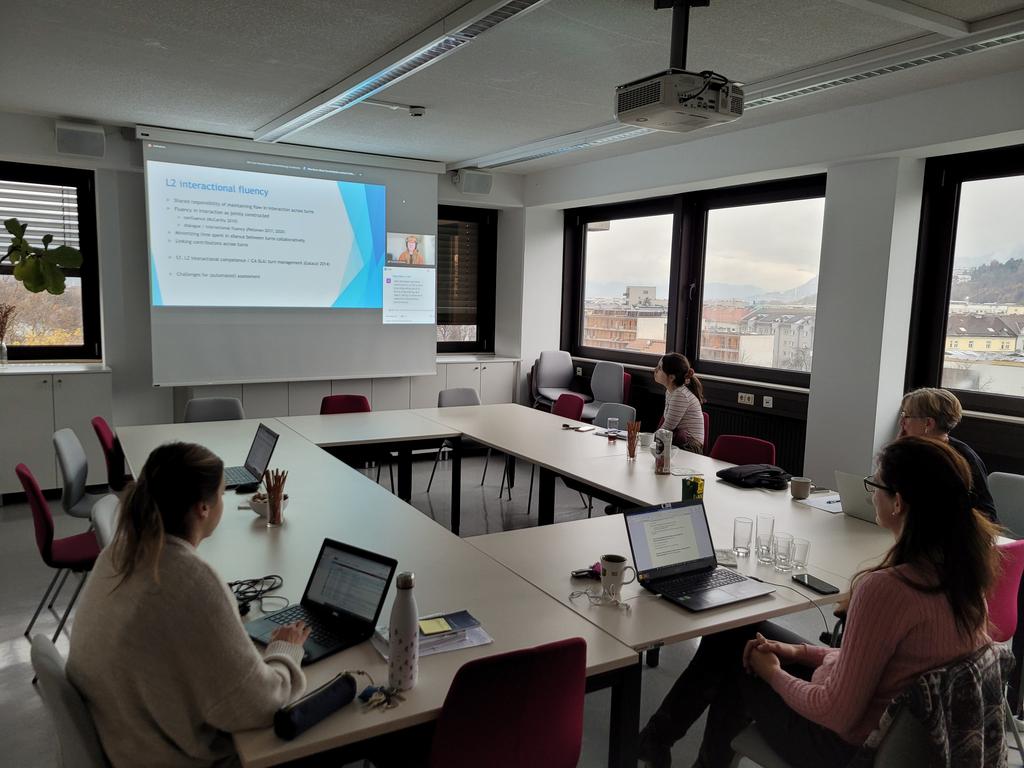 'Public viewing' of the #EALTA SPEAKING SIG virtual event on 'Assessing interactional competence' co-organized by our @K_Eberharter. Currently, @paupelt discussing the interface of TBLT, SLA research and language assessment.