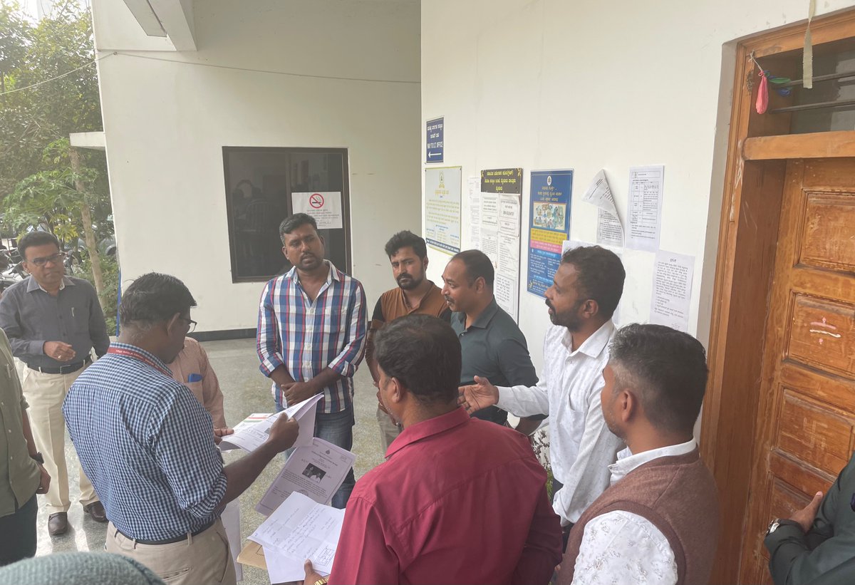 MinorityMysuru's tweet photo. Secretary SWD and MWD sri @Captain_Mani72 inspecting both the district offices at Mysuru today.Interacting with citizens.Grievances heard and resolved.
@SWDGok @DOMGOK @SPmysuru  @krishnar_law  @CivicMysuru @MYSURU_PAGE https://t.co/KzeHU4WDvB