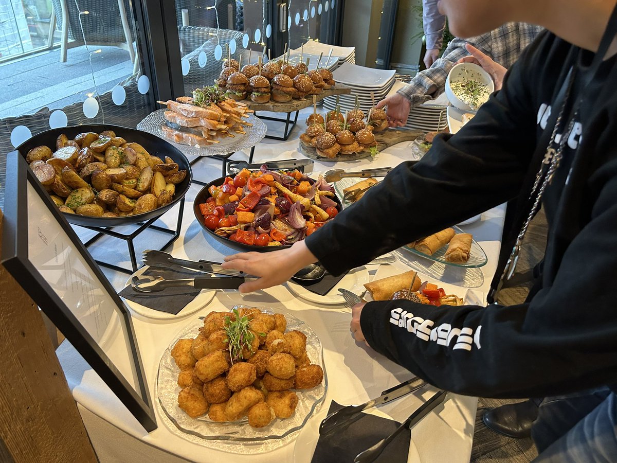 techreturners's tweet photo. Lunch is on us! π»π₯
#RealValueOfReturning https://t.co/G39oBseuyr