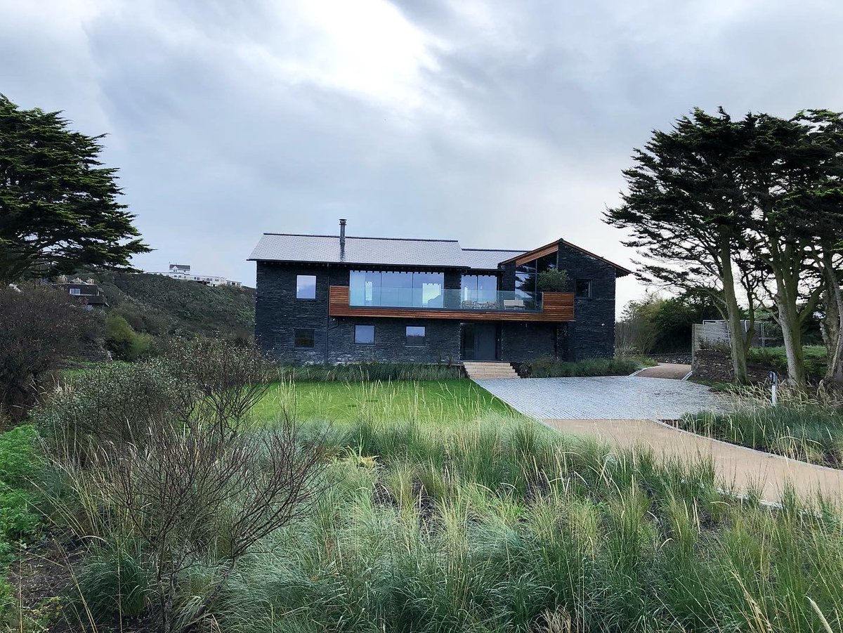 Noordhoek looking great in the gloomy weather! Landscape maturing beautifully!

#architecture #design #moderndesign #architecturedesign #architecturedaily #thinkingarchitecture #finishedproject #archilovers #archilife  #newbuild #dreamhome  #cornwall #noordhoek #southafrican