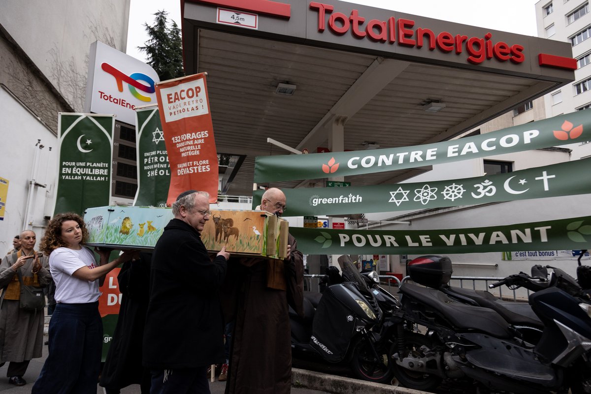 greenfaith_fr's tweet photo. ✊ Ce matin, avec @xrFrance et des croyant·es bouddistes, musulman·nes, chrétien·nes et juif·ves, nous avons demandé l’abandon immédiat des projets pétroliers EACOP et Tilenga de @TotalEnergies. Pour la justice climatique, les droits humains et la biodiversité !

#StopEACOP https://t.co/gRZkpVBUkl