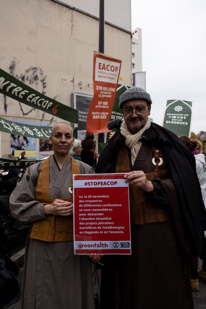 ✊ Ce matin, avec <a href="/xrFrance/">Extinction Rebellion France 🐝🌺</a> et des croyant·es bouddistes, musulman·nes, chrétien·nes et juif·ves, nous avons demandé l’abandon immédiat des projets pétroliers EACOP et Tilenga de <a href="/TotalEnergies/">TotalEnergies</a>. Pour la justice climatique, les droits humains et la biodiversité !

#StopEACOP