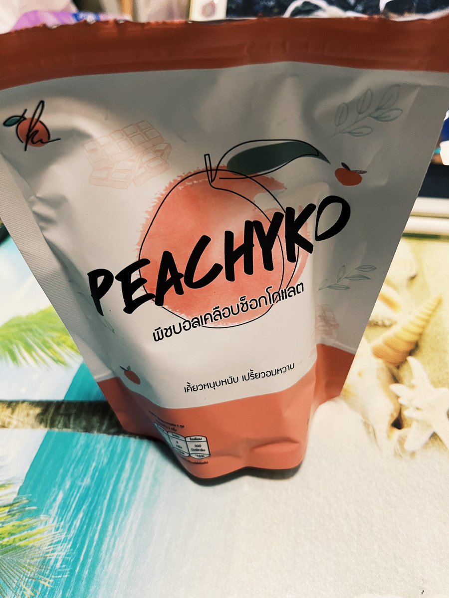 Cecilia_pho's tweet photo. Finally got my peachyko home.The package looks cute with large quantity.The outer layer is sweet chocolate ,the inner is sandy with a little sour taste and many peach pieces. The first few bites were a little strange, but when I kept eating I just couldn’t stop. #peachyko_o https://t.co/KL3wnd2pv3