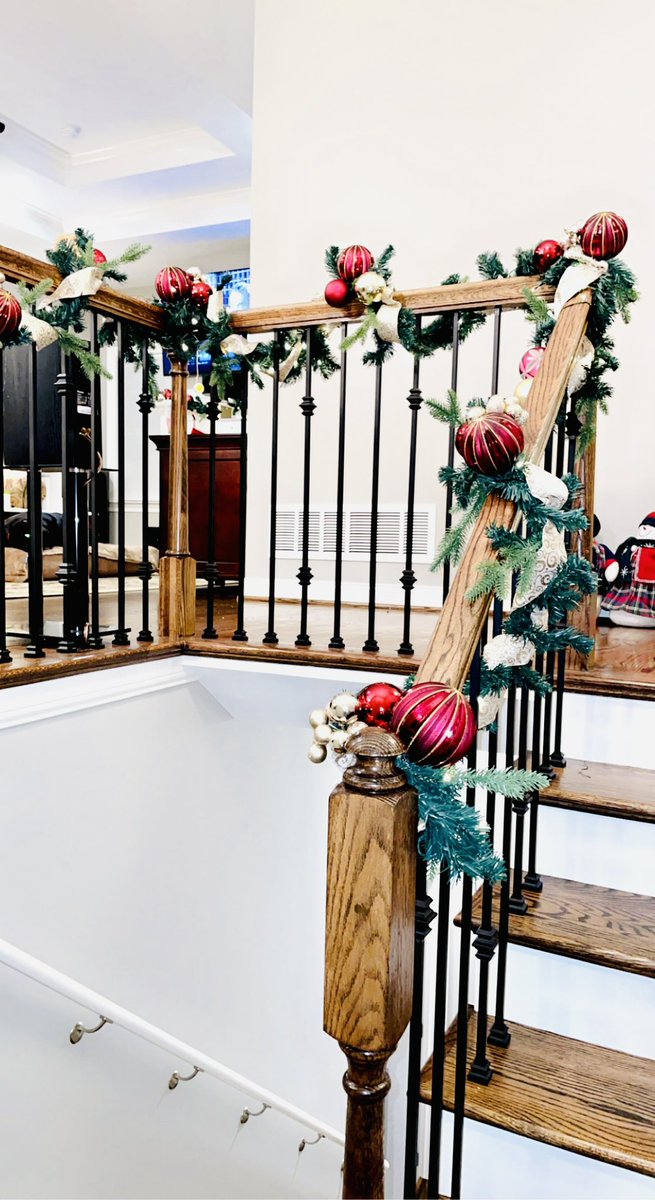 WatsUpSwagg's tweet photo. Create this custom garland piece on the spot last night at my clients home. 
Hand placed and glued every piece ☺️🎄🎁
#yourfairytreemuva #christmasdecor #lousivilledecor #christmastreedecoratingservices #theTreeGoat https://t.co/chO4HetqoH