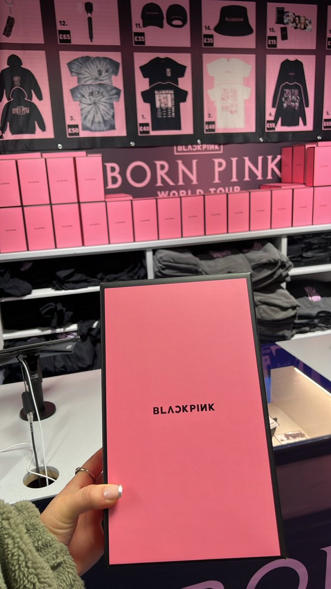 Maigen6's tweet photo. Concert ready 💗🖤 london blinks the merch store at the o2 is open ✨#blackpinklondon #bornpinklondon #blackpinkmerch #blackpinko2 https://t.co/O2OmoIeP5e