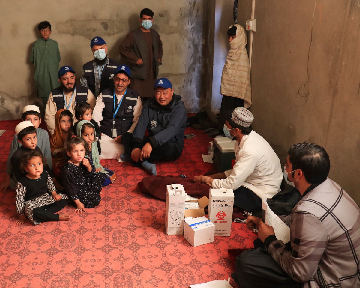 A nationwide #measles campaign is ongoing in #Afghanistan. @WHO Representative Dr Luo Dapeng supported mobile health teams in #Kandahar as they vaccinated children at Mir Hamza Mosque. Kids 9-59 months old get measles #vaccine; those 0 – 59 months old also receive #polio vaccine.