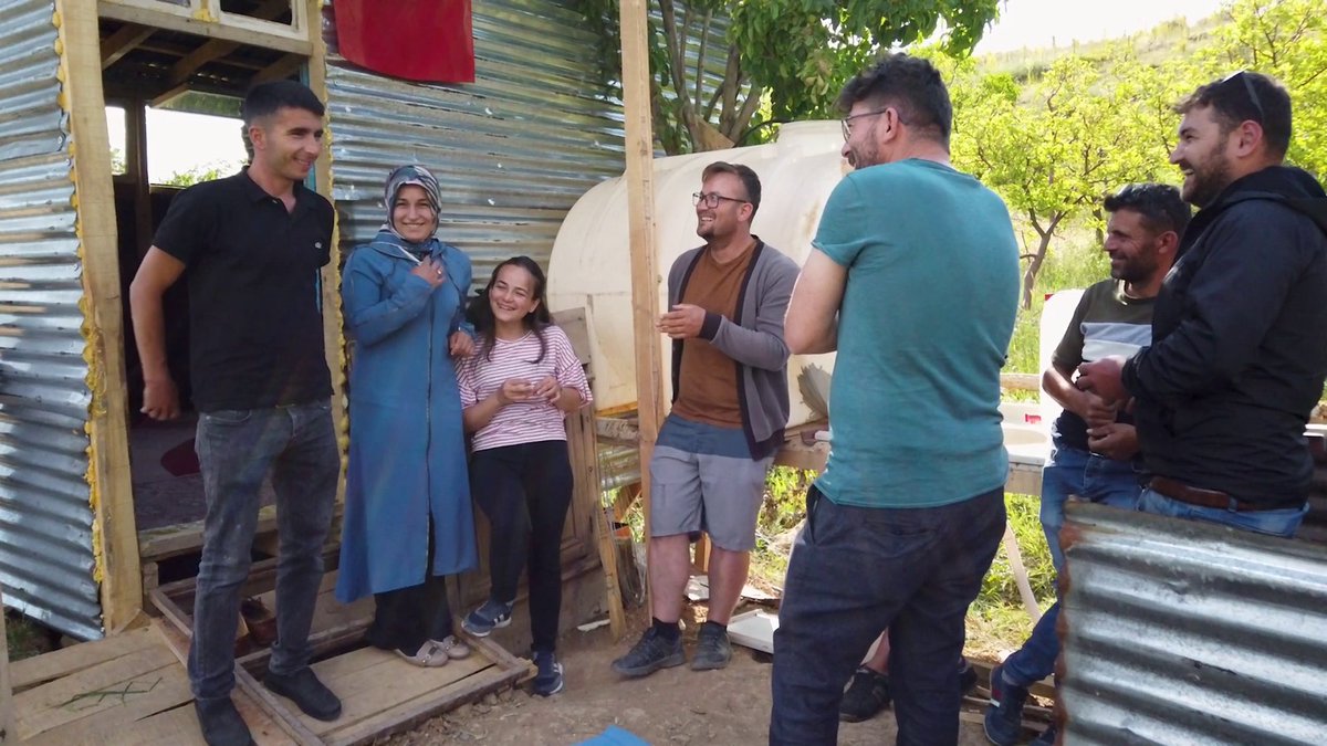 undpturkiye's tweet photo. 🍓👩‍🌾Göksu Taşeli Havzası'ndaki kalkınmaya yönelik girişimlerimizden çilek bahçesi kurulumu için başvuranların yüzde 65'i kadın ve çoğunluğu genç. 
📽Girişimimizle yerel halkın ve #tersinegöç ile köylerine dönenlerin kendi işlerini kurmalarının öyküsü için: https://t.co/hvP2BD5spT https://t.co/b8Uwmjh24y