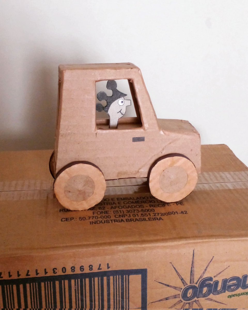 BrouzzoCartonStudio 
Da série de brinquedos de papelão, desenhei de uma simples caixa de papelão que encontrei no lixo, o carrinho  do FICO que será o protagonista de suas aventuras na vila do papelão.
#fico 
#euficofeliz 
#brinquedo 
#jbrouzzo 
By
JôBrouzzo 
Novembro/2022