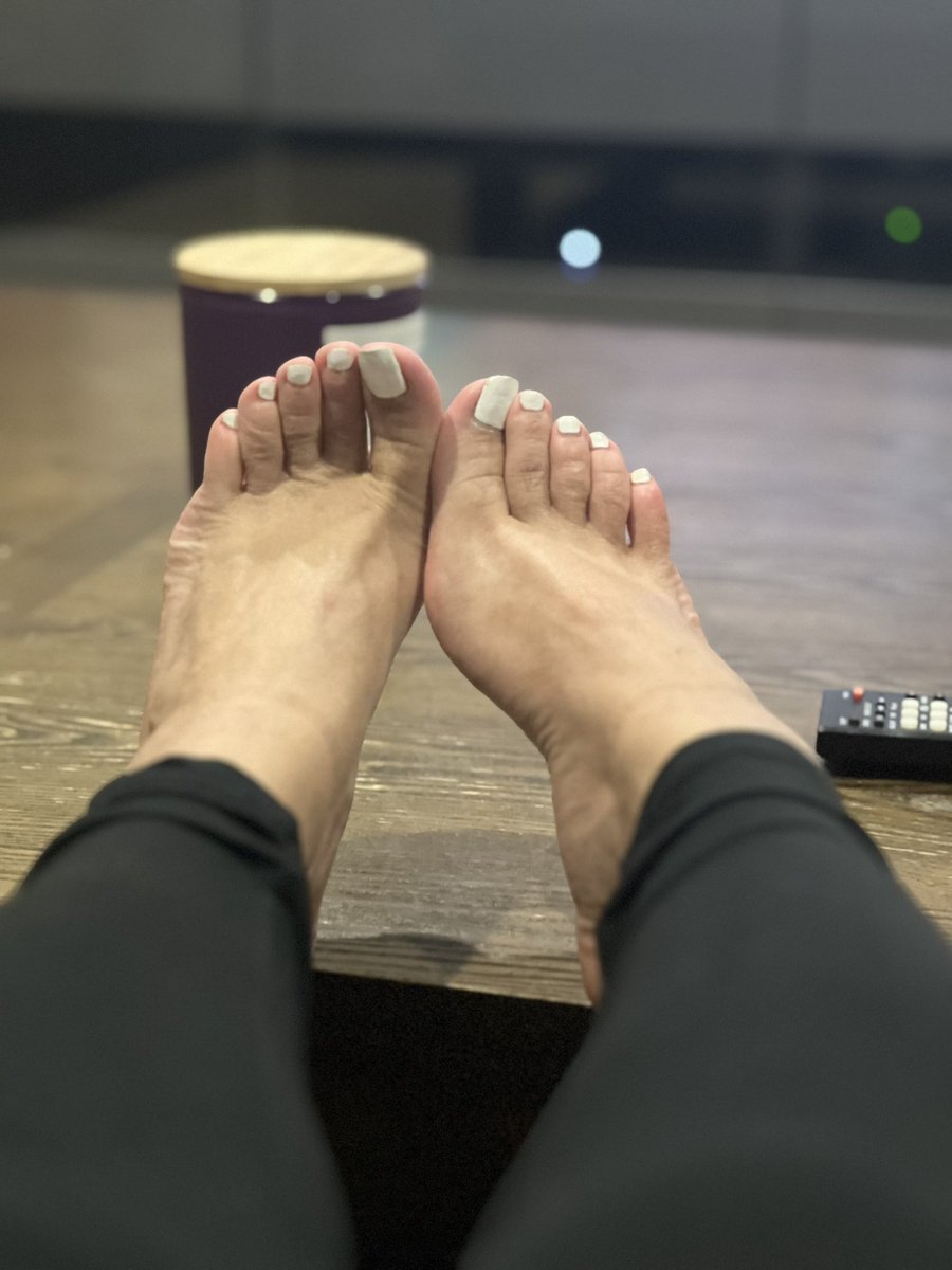 Feetbynichole's tweet photo. Relaxing before #work with #toes out 😛

#whitetoesgang #toelovers #feetmodels #feetgram #lickmysoles #lickmytoes https://t.co/uIStHtg5En