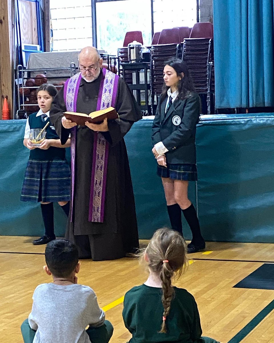 TransfigCS10591's tweet photo. Transfiguration students started the day with an Advent Wreath Blessing !  Thank you Father Francis for explaining the importance of Advent to our students! #CatholicSchool #tarrytownschools #BeTransformedatTransfig #advent2022🕯️💜🙏🏼 https://t.co/F2qbievTju