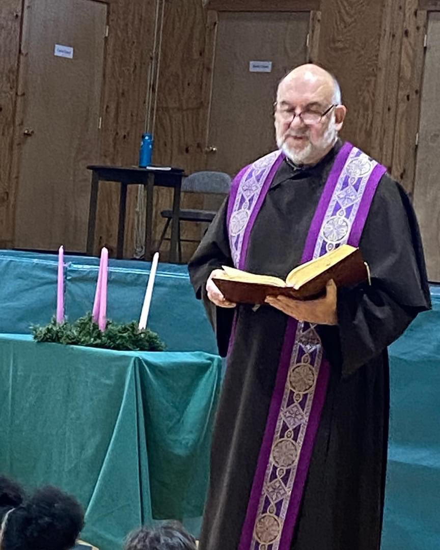 TransfigCS10591's tweet photo. Transfiguration students started the day with an Advent Wreath Blessing !  Thank you Father Francis for explaining the importance of Advent to our students! #CatholicSchool #tarrytownschools #BeTransformedatTransfig #advent2022🕯️💜🙏🏼 https://t.co/F2qbievTju