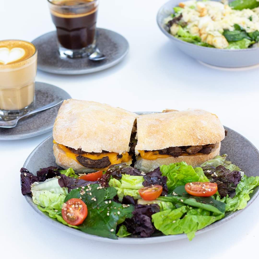 Vení a probar algo diferente, en un lugar diferente. 
¡Te esperamos con opciones muy tentadoras!🥪