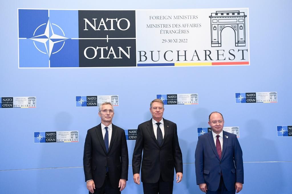 BogdanAurescu's tweet photo. #ForMin_Bucharest started today, as we are welcoming no less than 3️⃣6️⃣delegations to 4️⃣sessions over next 2️⃣days. Honoured to welcome President @KlausIohannis opening first session dedicated to challenges to Euro-Atlantic &amp; #BlackSea region security brought by RU’s war in UA. https://t.co/GBp1vW37E1