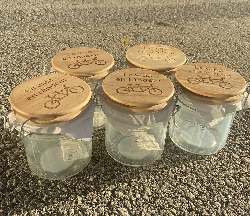 🚲♥️ “La vida en tàndem” es el lema de una pareja que después de muchos años juntos van a celebrar su unión. Como regalo para lxs invitadxs han venido al FabLab para que les personalicemos la tapa de madera con la cortadora láser. 

¿Qué te parece?

#maker #cutterlaser #fablab