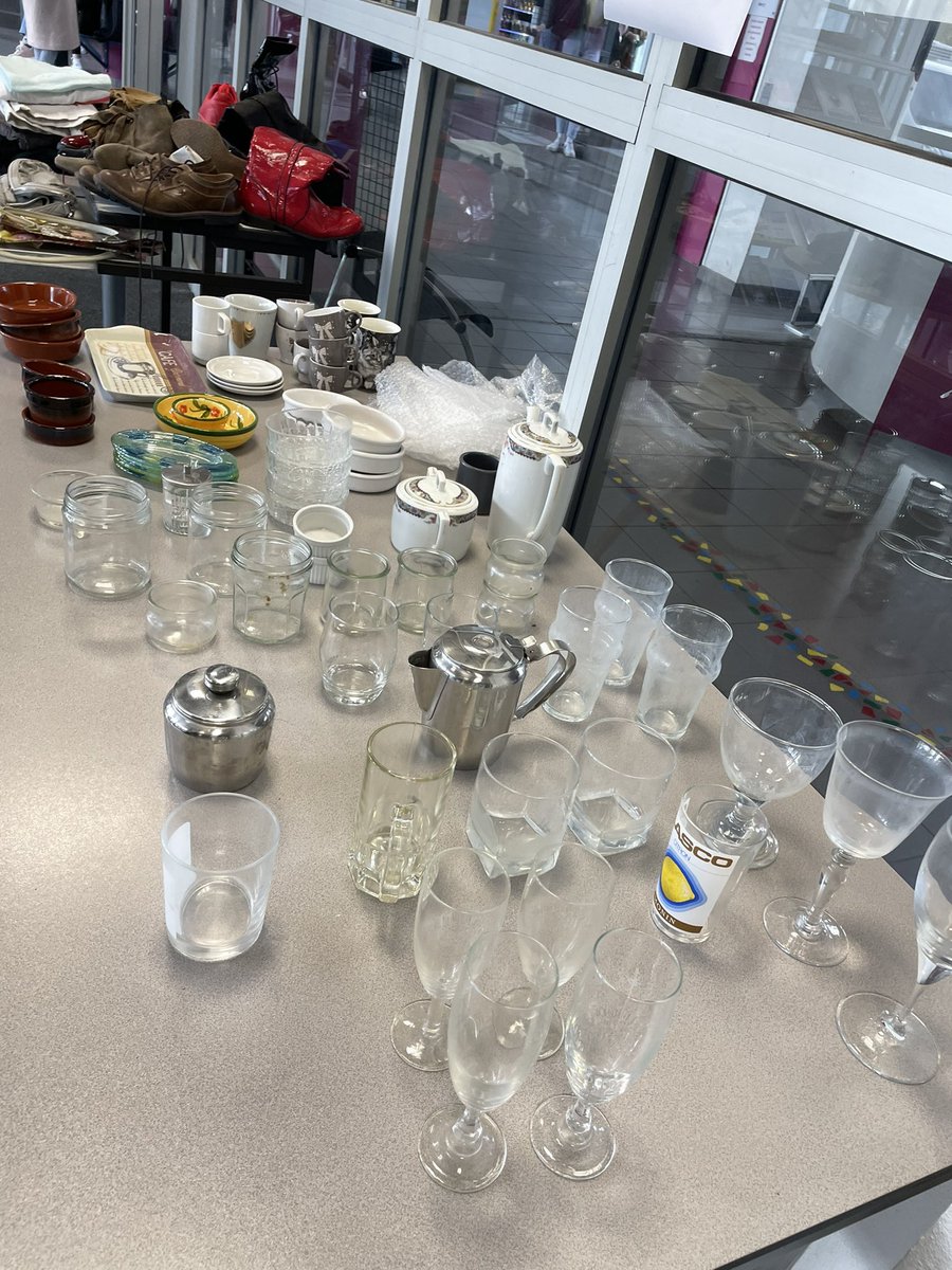 Donner pour les étudiants : une belle initiative sur le campus de la faculté des langues et cultures étrangères ! Des bijoux, des vêtements, de la vaisselle … merci aux personnels de <a href="/NantesUniv/">Nantes Université</a> pour cette solidarité. La précarité étudiante est un fléau : chaque geste compte !