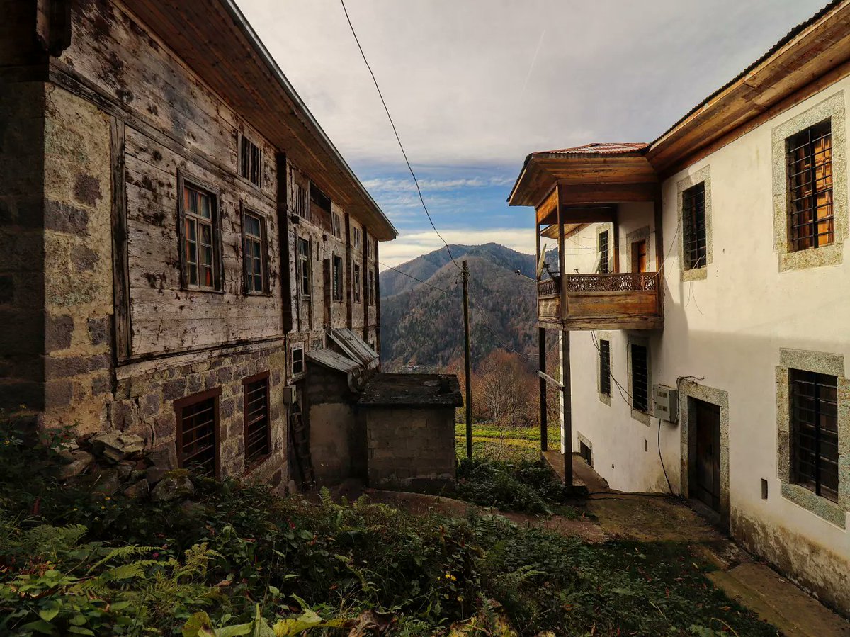 rizeiktm53's tweet photo. Gençlerin kadrajından konaklar 🏘🌲🍁🍂📷🎥

📷 IG: rmmtal_radyotv

#doğa #tarih #kültür #hermevsiminkenti #Rize #Çamlıhemşin
@GoTurkiye #GoRize 
https://t.co/qOzsSl0H3z https://t.co/gIqiOHpHTp