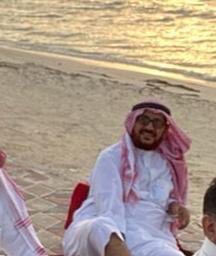 أستاذُنا القدير الهادئ الحليم #إبراهيم_مؤنس_النعمي "رحمه الله" يغادر هذه الحياةَ مملوءًا بحبّ الناس؛ تلامذةً، وأقاربَ، وجيرانًا، وأحبابًا.

في زمن شدّة التعليم، وبأس كثيرٍ من المعلمين؛ كانت ابتسامتُه بلسمًا لأرواحنا، وبساطتُه شفاءً لتعبِنا.

رحم الله روحَه
وجبر قلوب محبّيه.